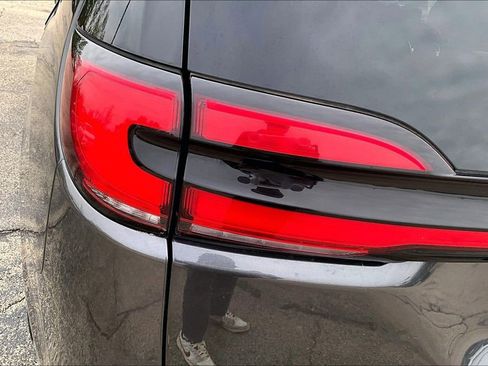 Used 2023 Chrysler Pacifica Touring-L FWD image 22