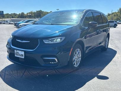 Used 2025 Chrysler Pacifica Select