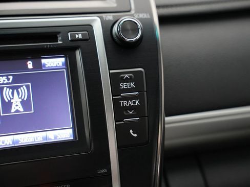 Used 2014 Toyota Camry SE FWD image 25
