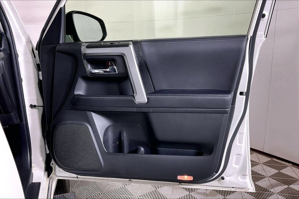 Used 2022 Toyota 4Runner Limited AWD/4WD image 23
