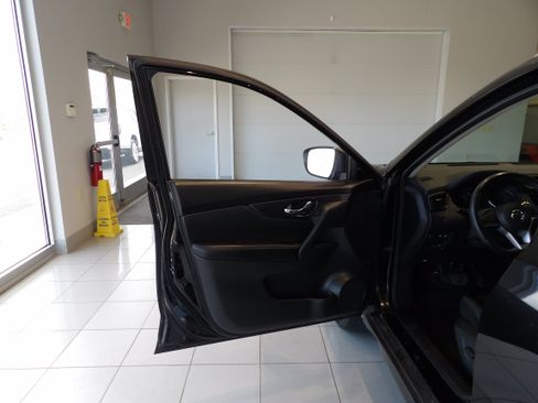 Used 2018 Nissan Rogue SV FWD image 9