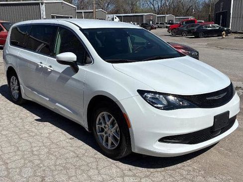 Used 2023 Chrysler Voyager LX FWD image 2