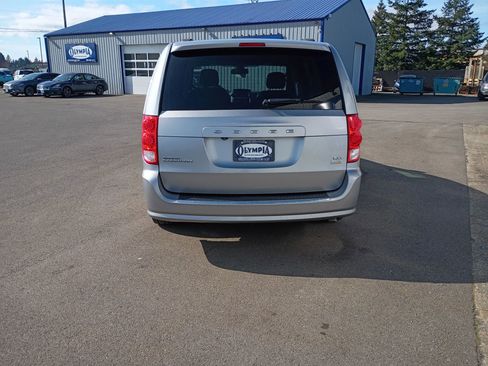 Used 2019 Dodge Grand Caravan SXT image 4