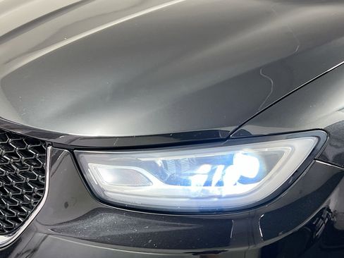 Used 2023 Chrysler Pacifica Touring-L image 11