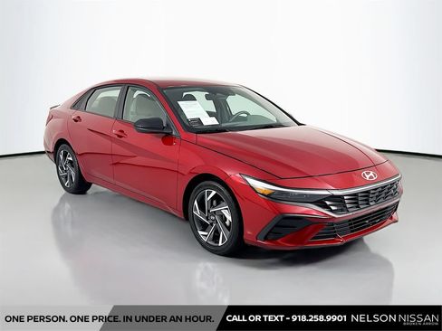 Used 2025 Hyundai Elantra Sport FWD image 3