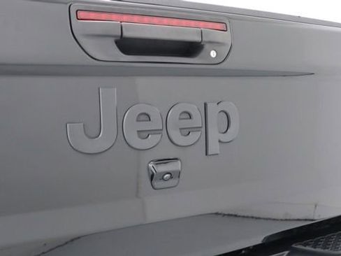 Used 2021 Jeep Gladiator Willys image 12
