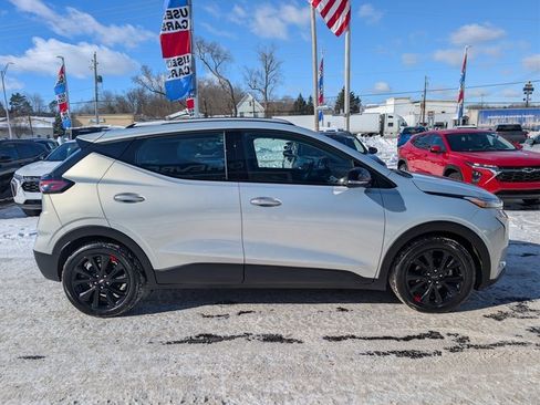 Used 2023 Chevrolet Bolt EUV LT w/ Comfort Package image 6