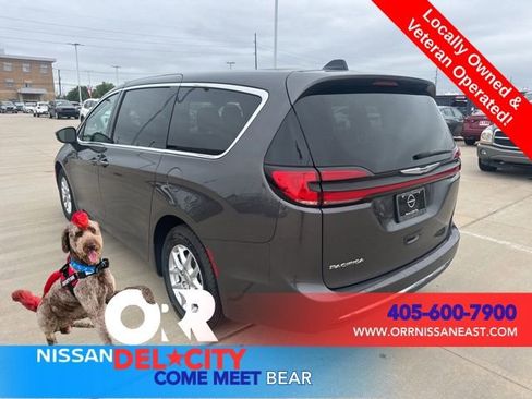 Used 2023 Chrysler Pacifica Touring-L FWD image 3
