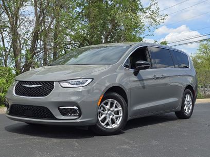 Used 2025 Chrysler Pacifica Select