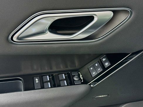 Used 2025 Land Rover Range Rover Velar Dynamic SE image 19