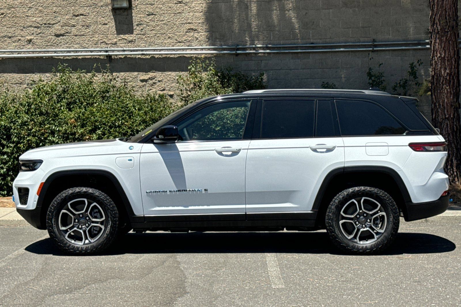 New 2023 Jeep Grand Cherokee Trailhawk w/ Advanced Protech Group II AWD/4WD image 6