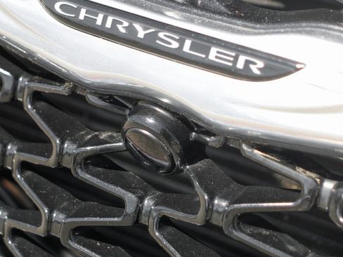 Used 2021 Chrysler Pacifica Touring w/ Uconnect Theater Family Group image 46