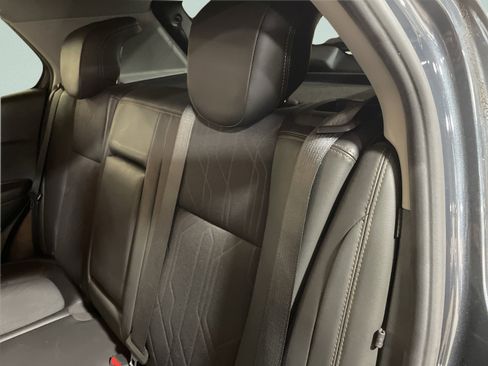 Used 2021 Chevrolet Trax LT w/ LT Convenience Package image 11