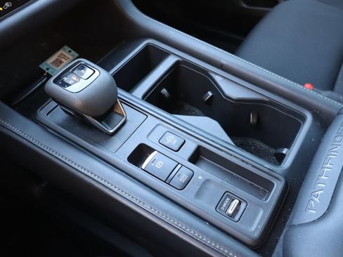 Used 2025 Nissan Pathfinder S FWD image 27