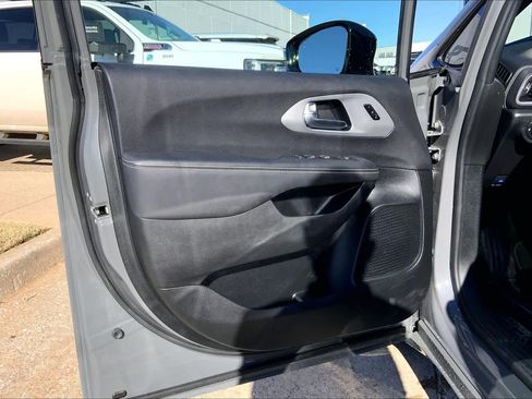 Used 2025 Chrysler Pacifica Limited image 21