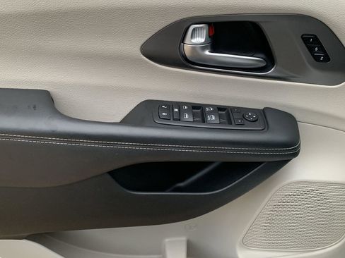 Used 2024 Chrysler Pacifica Touring-L FWD image 14