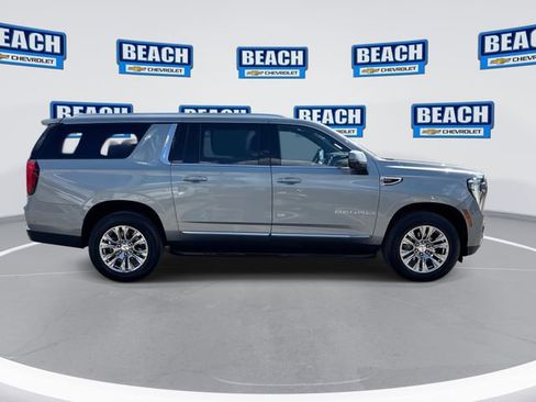 Used 2025 GMC Yukon XL Denali AWD/4WD image 9
