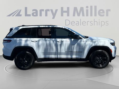 Used 2025 Jeep Grand Cherokee Altitude AWD/4WD image 6