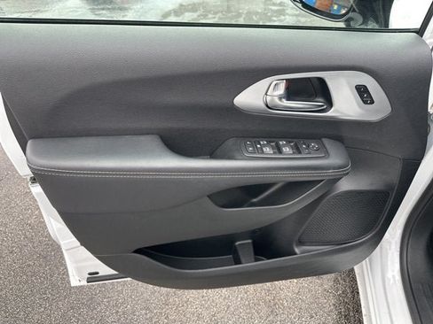 Used 2025 Chrysler Pacifica Limited FWD image 12
