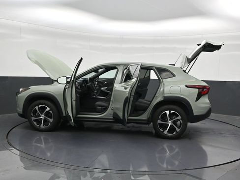 Used 2024 Chevrolet Trax RS FWD image 33