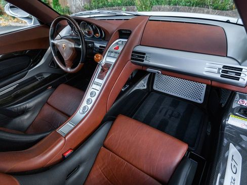 Used 2005 Porsche Carrera GT image 17