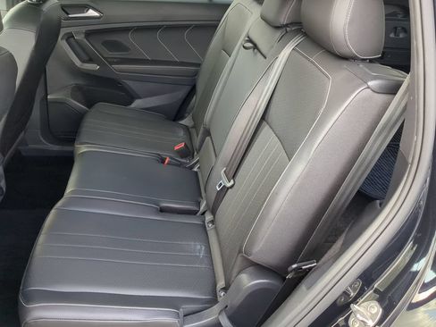 Certified 2022 Volkswagen Tiguan SE R-Line FWD image 17