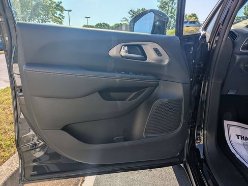 Used 2025 Chrysler Pacifica Select FWD image 11