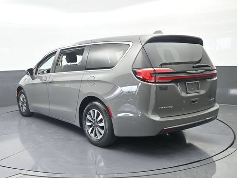 Used 2022 Chrysler Pacifica Touring-L FWD image 4