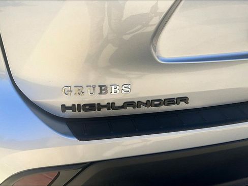 Used 2023 Toyota Highlander L image 42