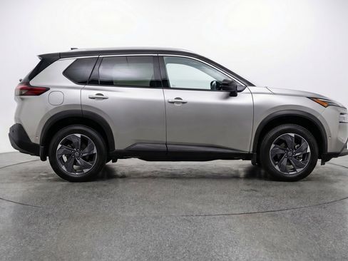 Used 2025 Nissan Rogue SV FWD image 9