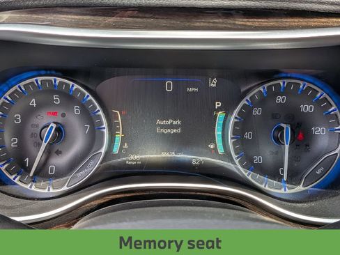 Used 2023 Chrysler Pacifica Limited FWD image 17
