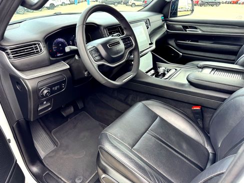 Used 2024 Jeep Wagoneer L Series II RWD image 11