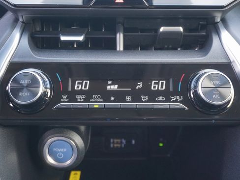 Certified 2022 Toyota Venza LE image 12