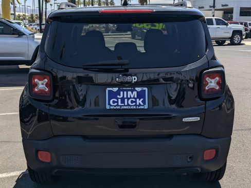 Used 2018 Jeep Renegade Latitude FWD image 3