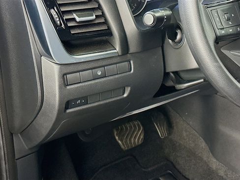 Used 2023 Nissan Rogue SV image 17