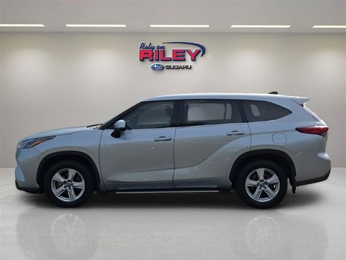 Used 2022 Toyota Highlander LE image 2