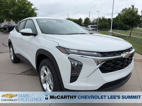 New 2026 Chevrolet Trax LS w/ LS Convenience Package FWD image 2