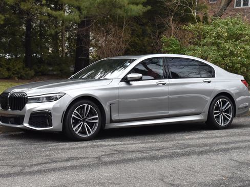 Used 2021 BMW 750i xDrive w/ Executive Package image 2