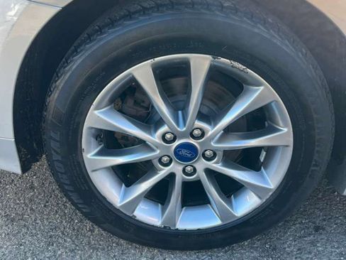 Used 2017 Ford Fusion SE w/ Fusion SE Technology Package image 20