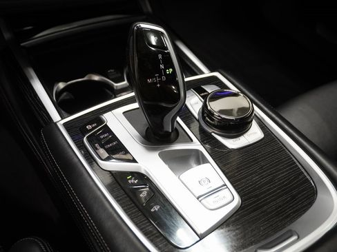 Used 2021 BMW 750i xDrive w/ Executive Package image 31