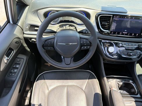 Used 2023 Chrysler Pacifica Limited w/ Uconnect Theater Family Group FWD image 32