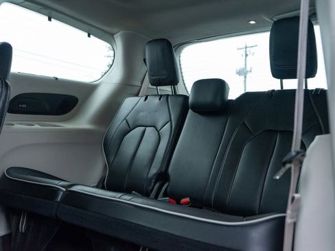 Used 2023 Chrysler Pacifica Limited image 29