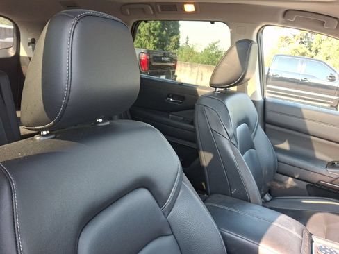 Used 2023 Nissan Pathfinder SL w/ SL Premium Package AWD/4WD image 13