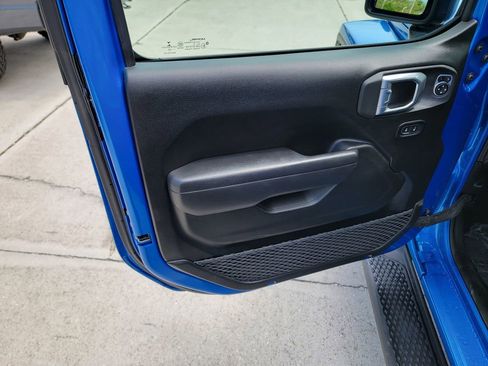 Used 2022 Jeep Gladiator Willys image 9