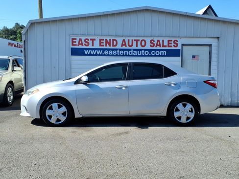 Used 2015 Toyota Corolla LE FWD image 2