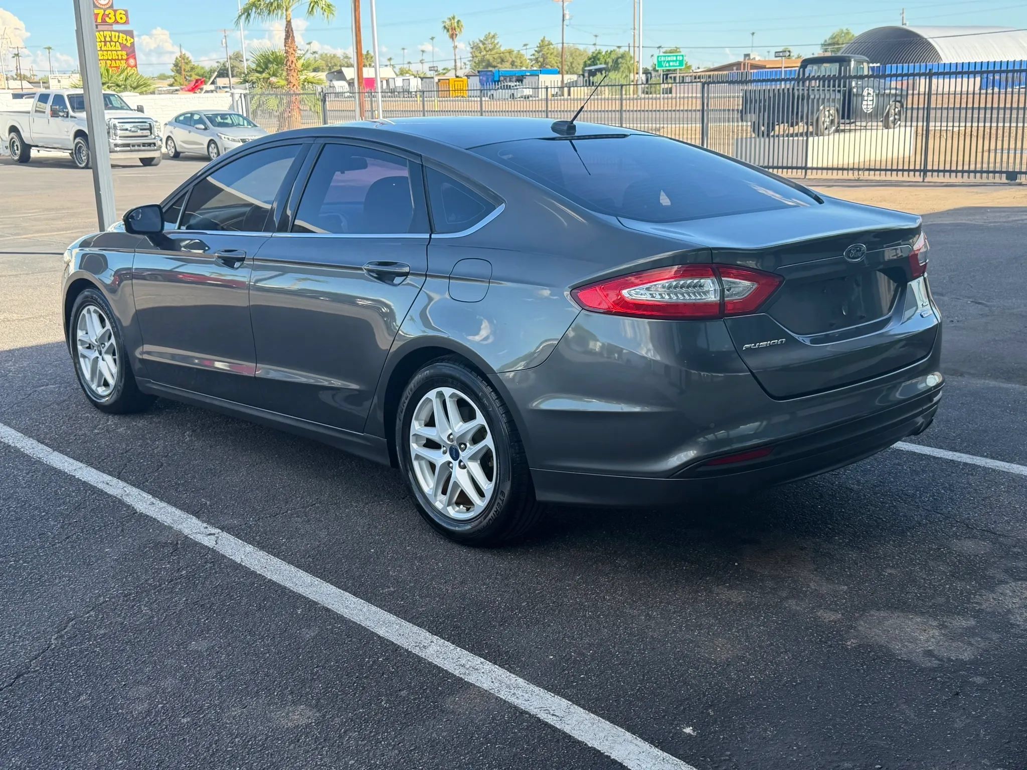Used 2016 Ford Fusion SE FWD image 3