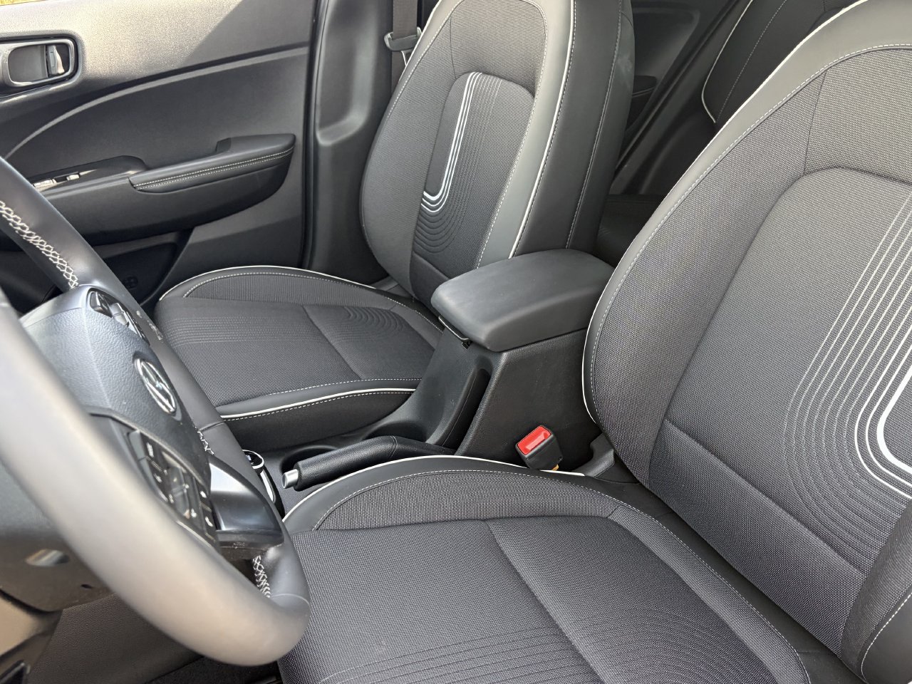 Used 2025 Hyundai Venue Limited FWD image 30