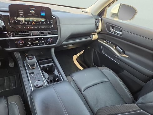 Used 2024 Nissan Pathfinder SL AWD/4WD image 13