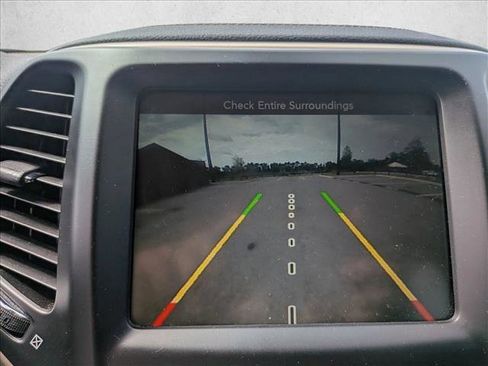 Used 2017 Jeep Cherokee Latitude FWD image 9