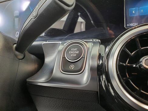 Used 2021 Mercedes-Benz GLB 250 4MATIC image 28